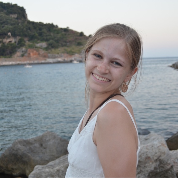 Meet your Posher, Emily - Picture 1 of 1